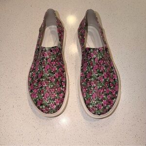 Crocs Pink Tropical Floral Slip-On Sneakers Women Size 7 Cottagecore Barbiecore